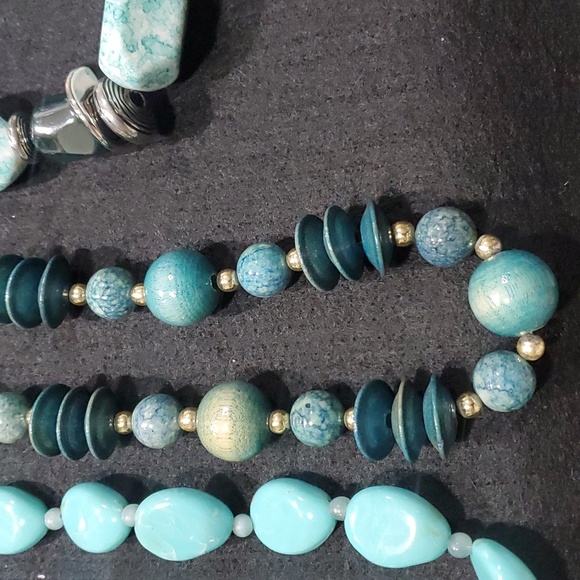4 Piece White, Turquoise, Blue/Green Beaded necklace Lot - Picture 3 of 6